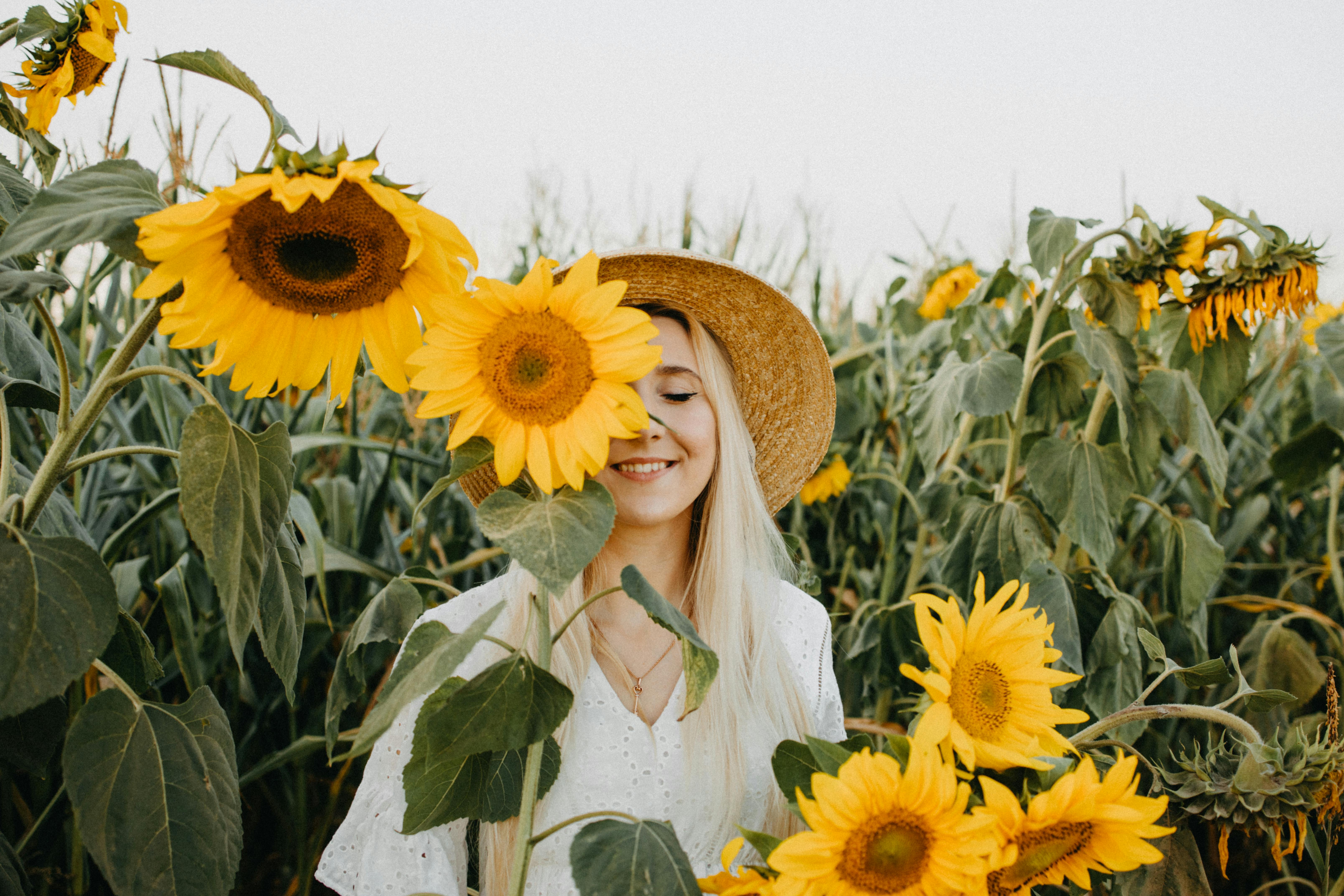 Mujer sonriendo entre girasoles